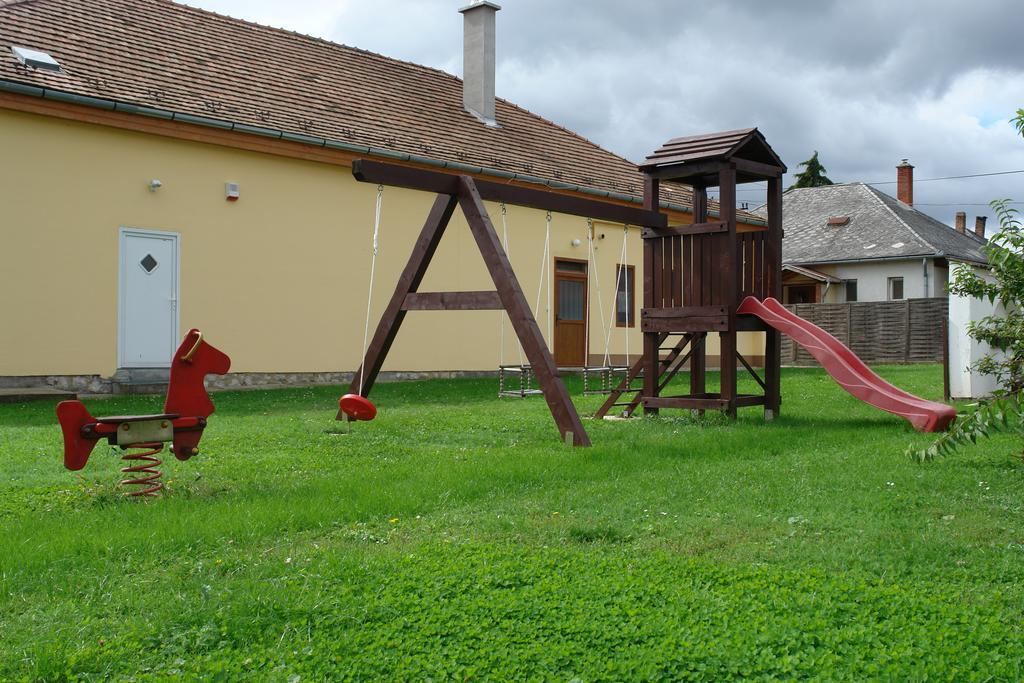 Koller Panzio Hotel Bonyhad Bagian luar foto