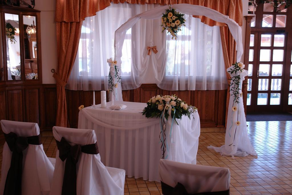 Koller Panzio Hotel Bonyhad Bagian luar foto