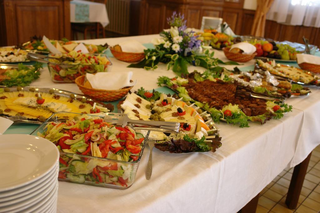 Koller Panzio Hotel Bonyhad Bagian luar foto