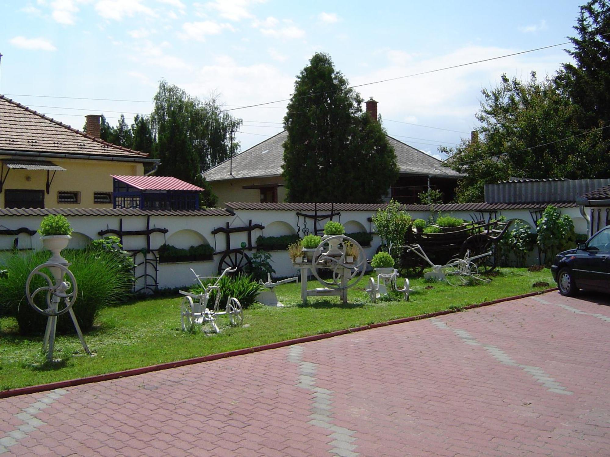 Koller Panzio Hotel Bonyhad Bagian luar foto