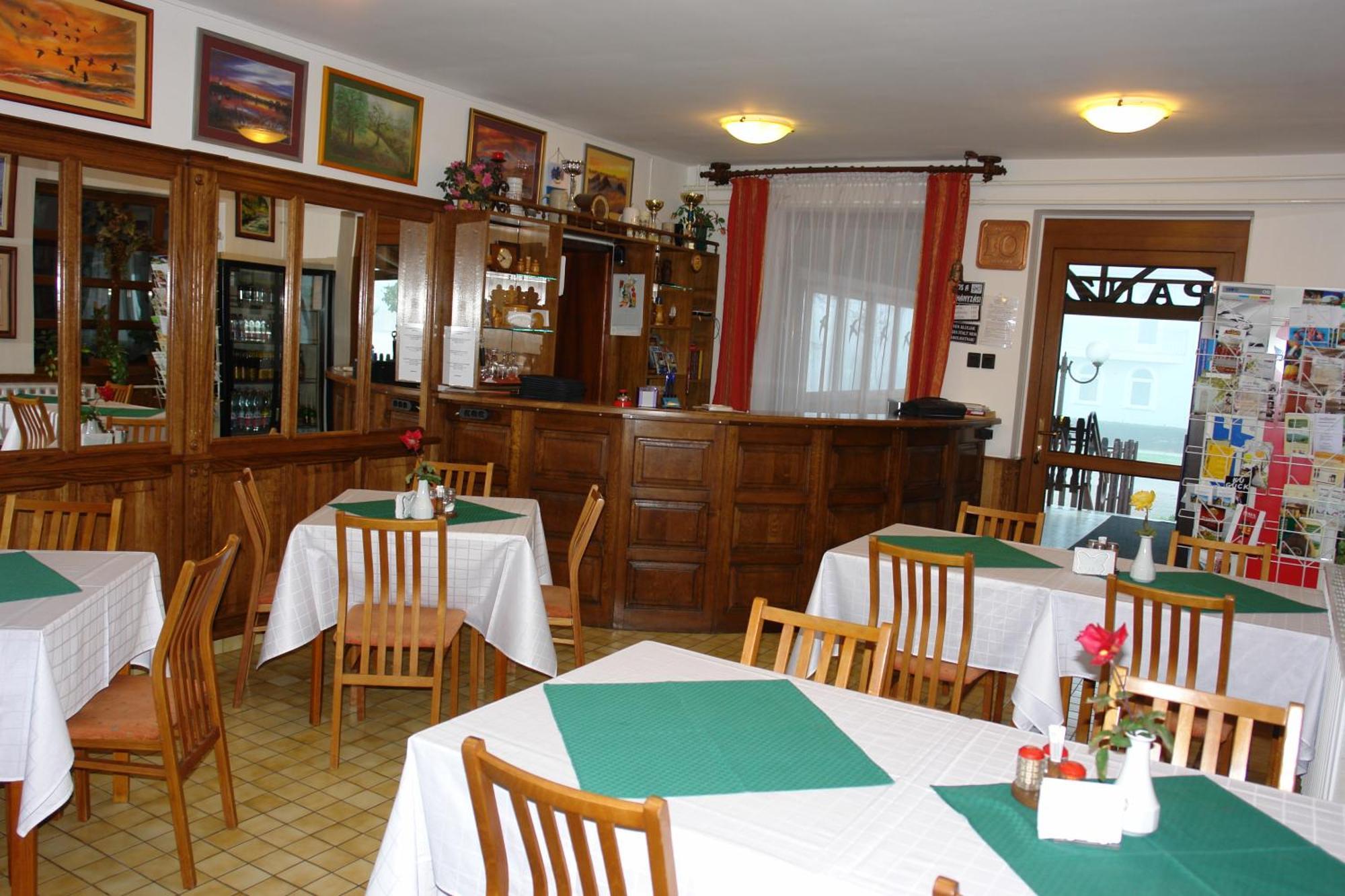 Koller Panzio Hotel Bonyhad Bagian luar foto