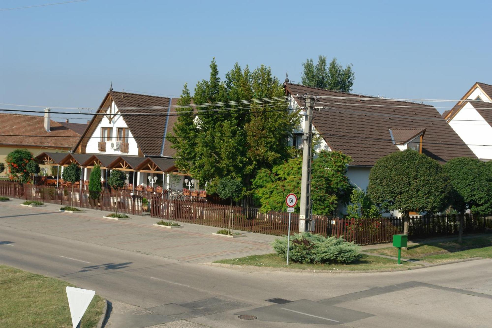 Koller Panzio Hotel Bonyhad Bagian luar foto