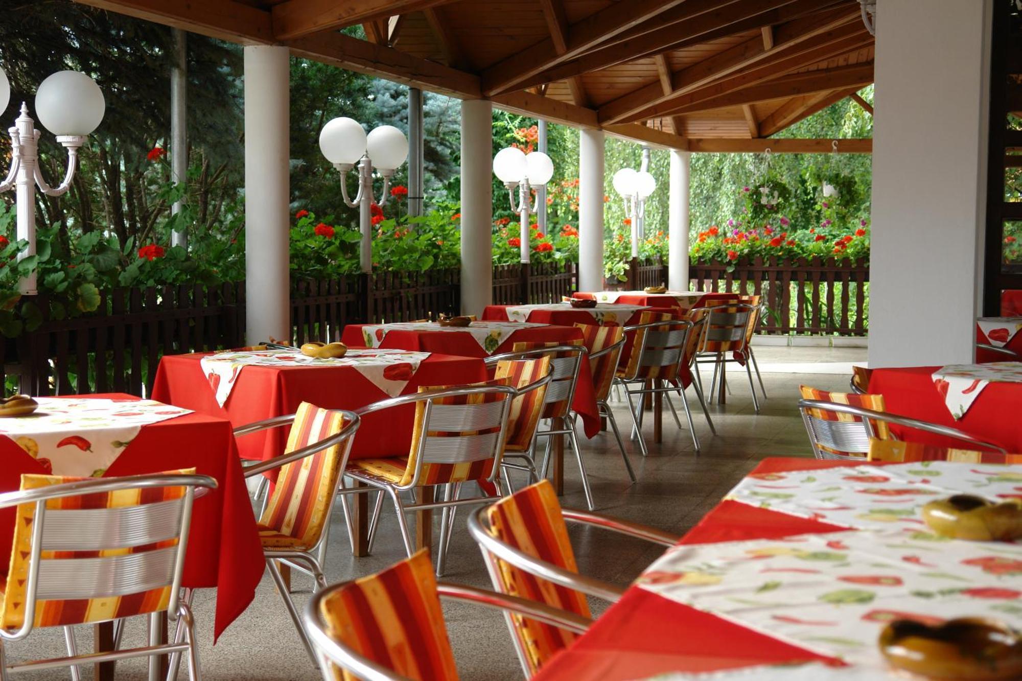 Koller Panzio Hotel Bonyhad Bagian luar foto