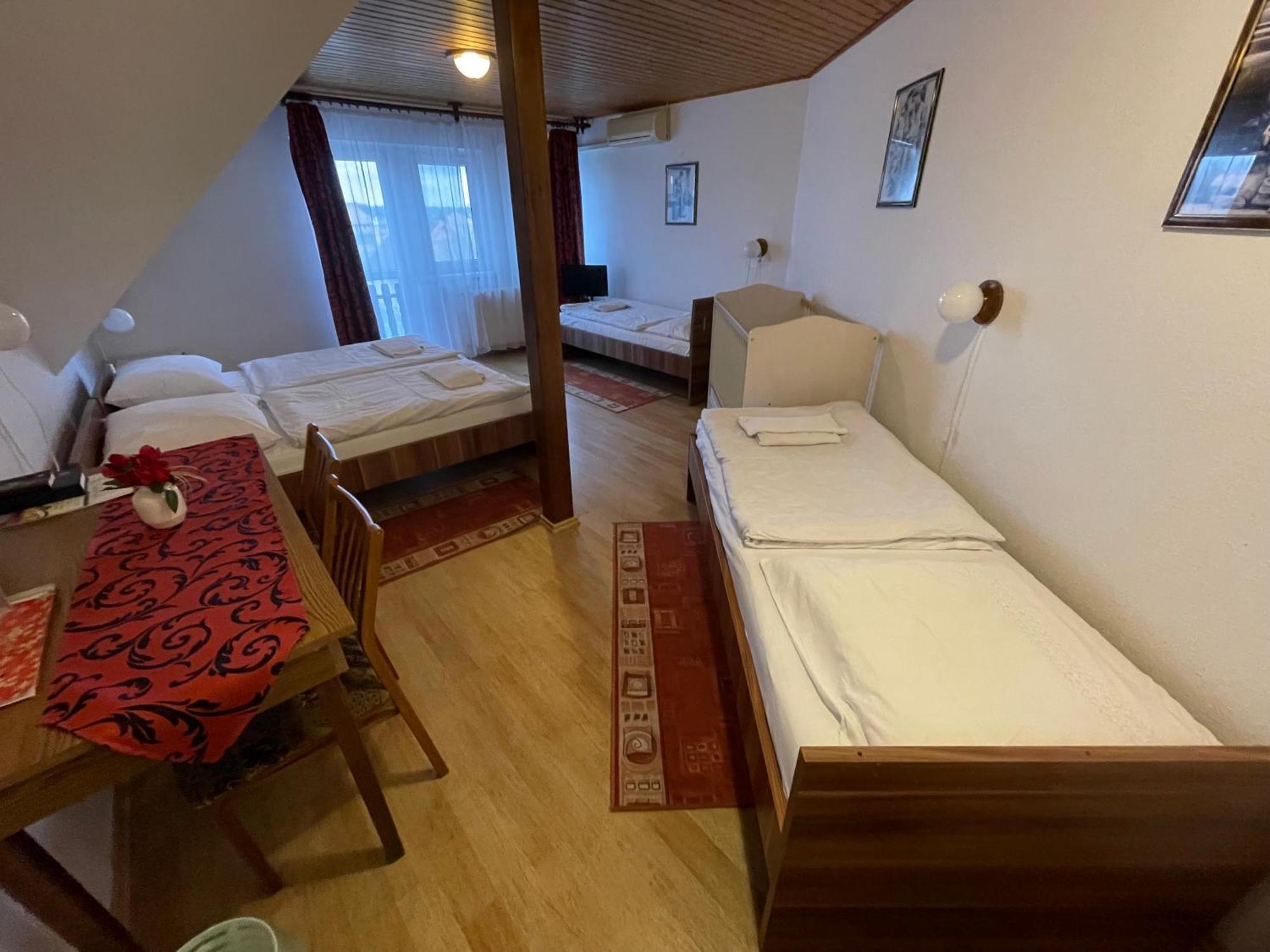 Koller Panzio Hotel Bonyhad Bagian luar foto