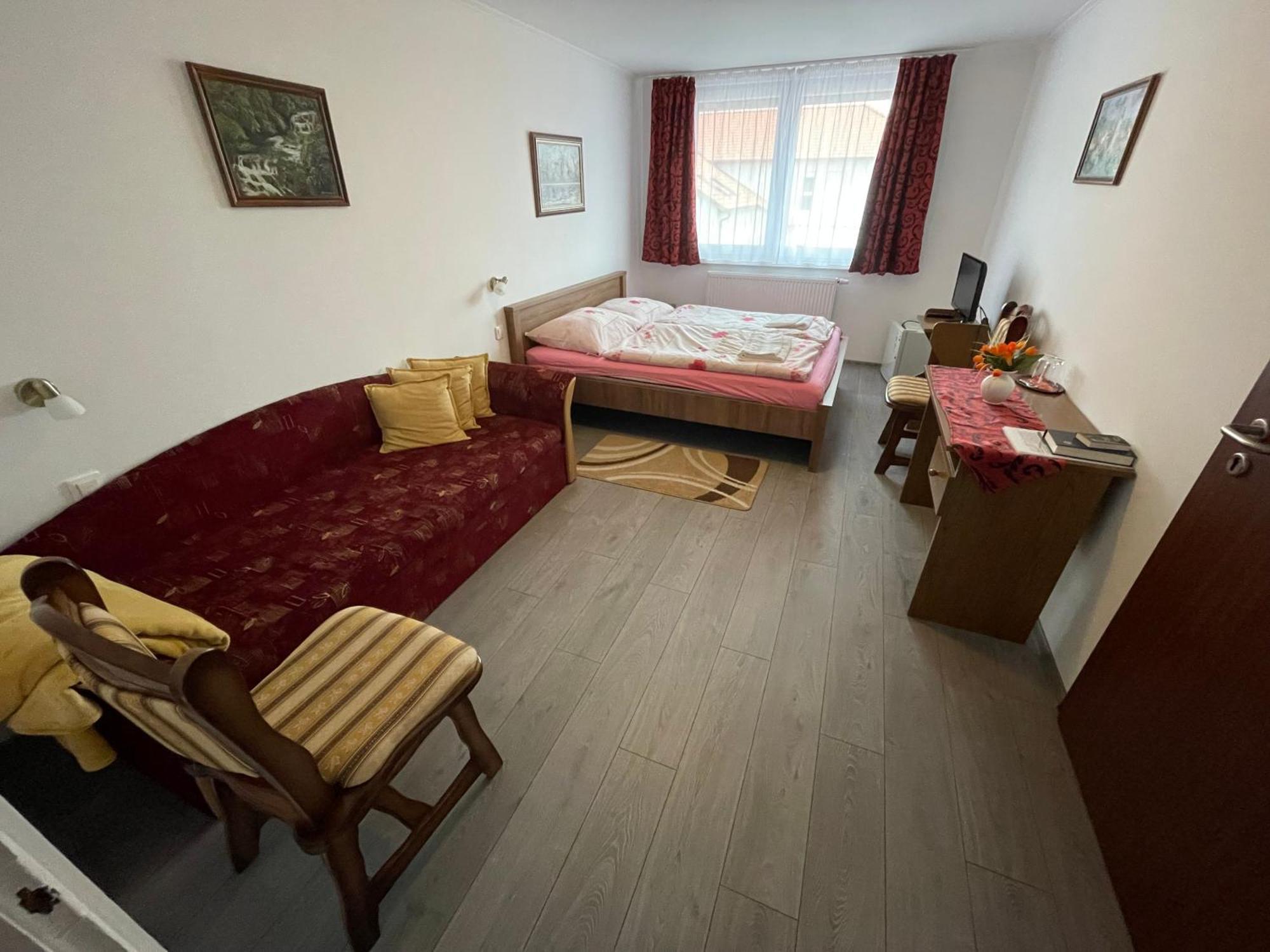 Koller Panzio Hotel Bonyhad Bagian luar foto