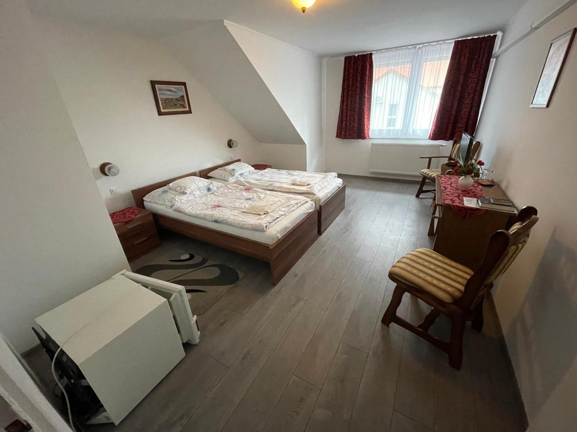 Koller Panzio Hotel Bonyhad Bagian luar foto