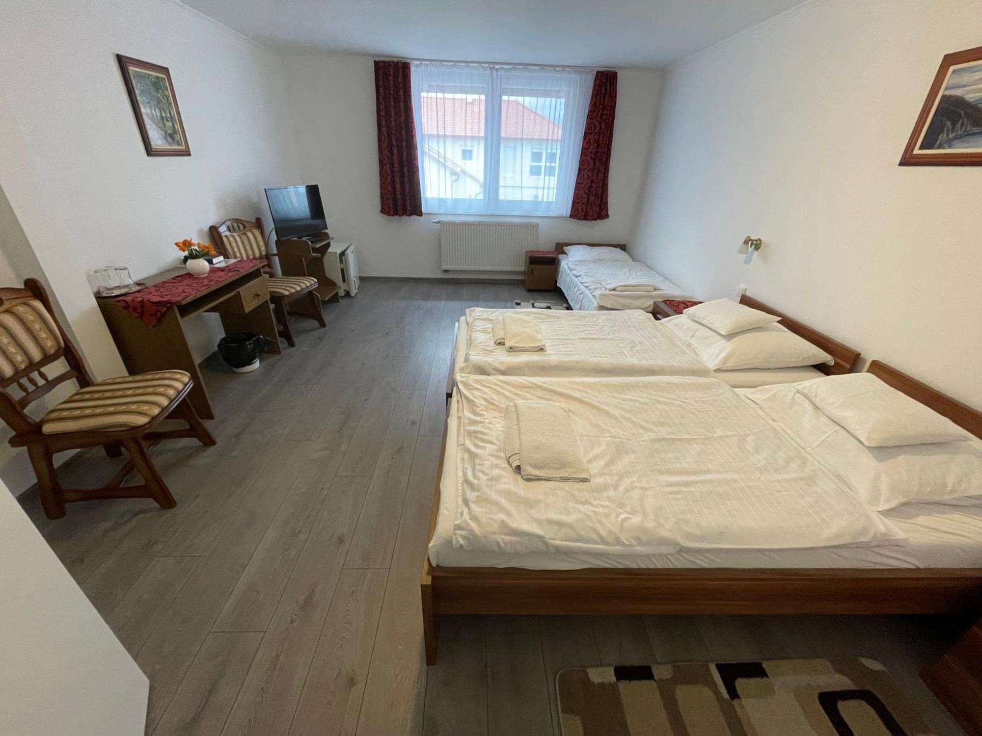 Koller Panzio Hotel Bonyhad Bagian luar foto