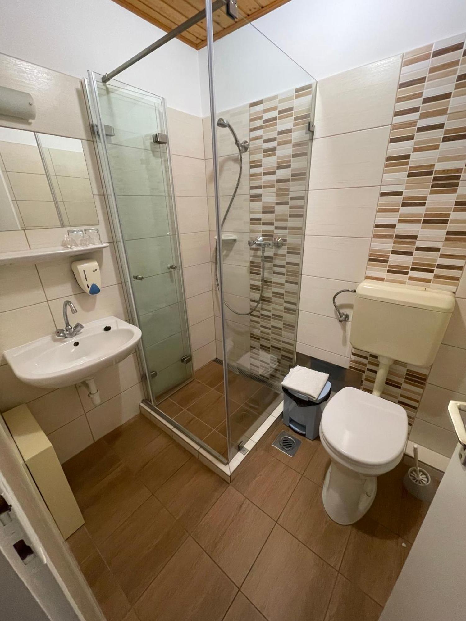 Koller Panzio Hotel Bonyhad Bagian luar foto
