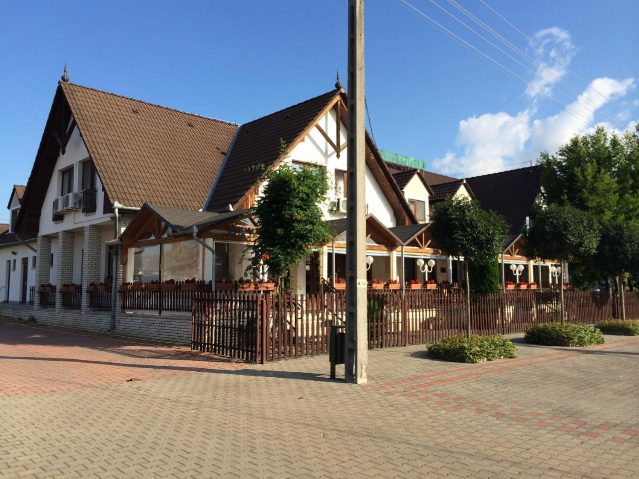 Koller Panzio Hotel Bonyhad Bagian luar foto