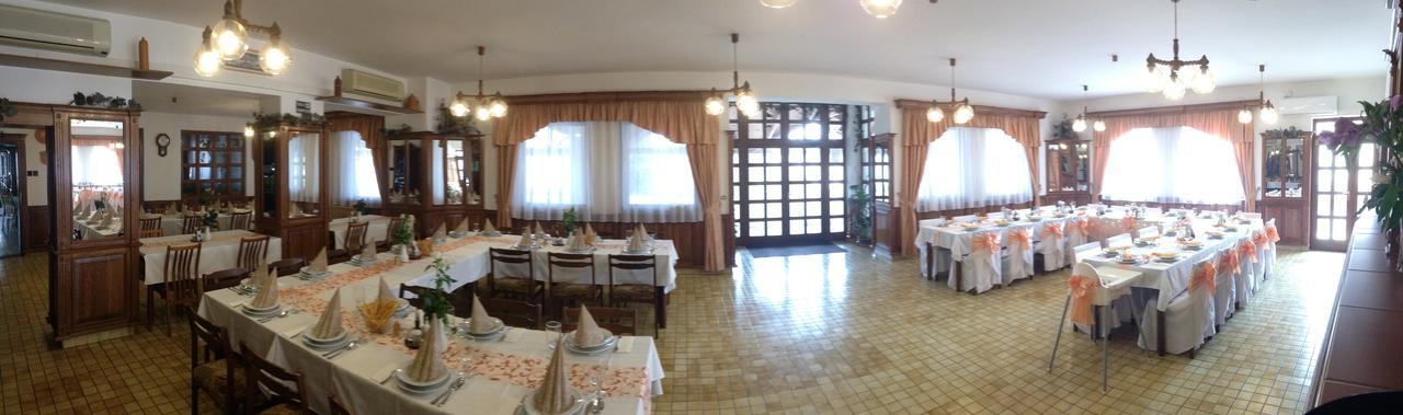 Koller Panzio Hotel Bonyhad Bagian luar foto