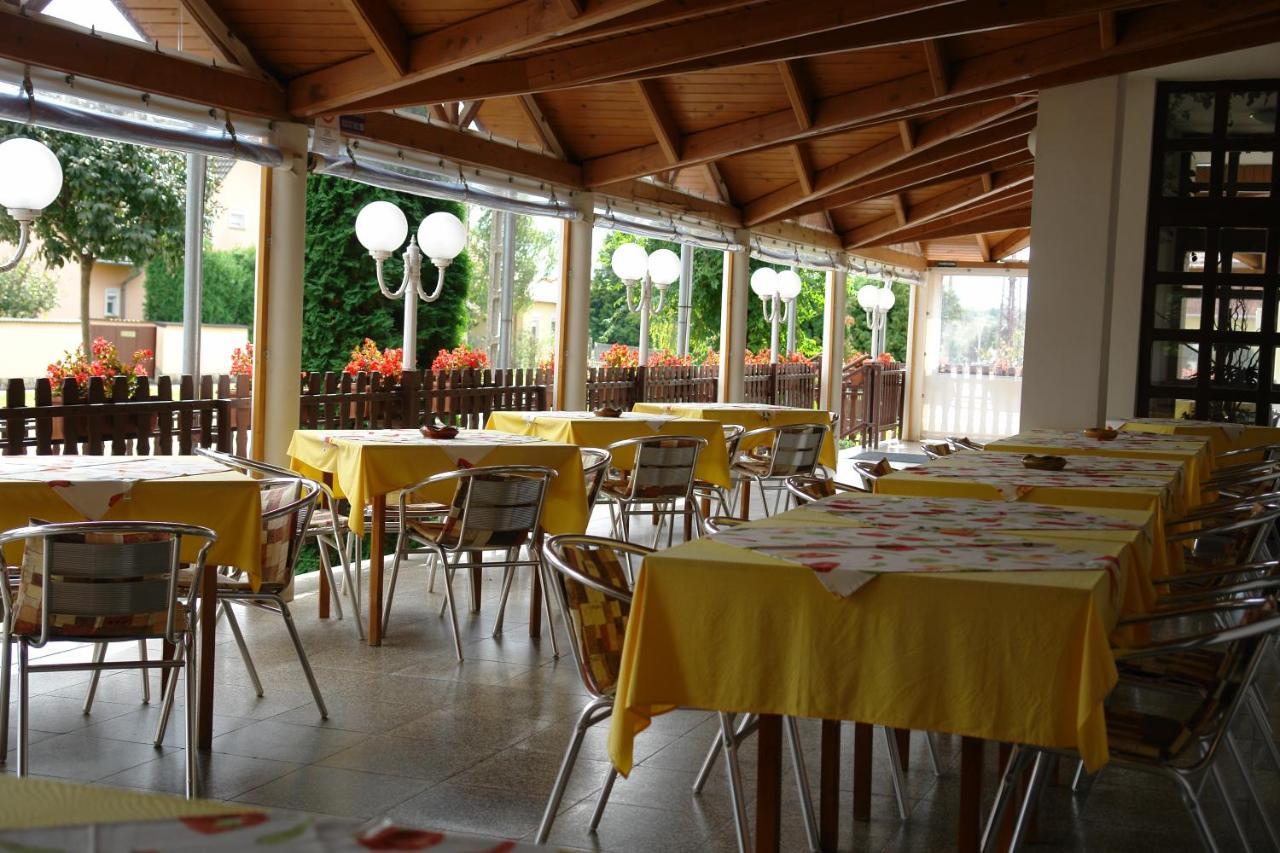 Koller Panzio Hotel Bonyhad Bagian luar foto