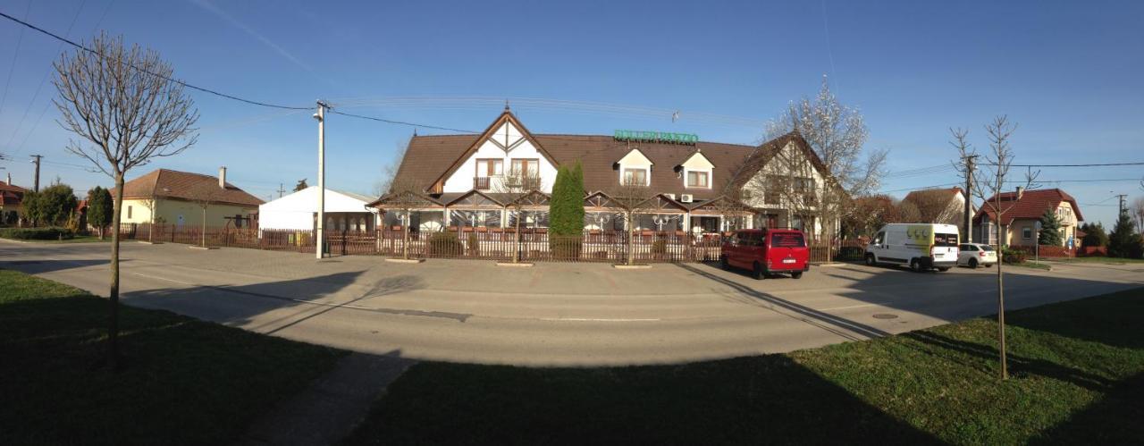 Koller Panzio Hotel Bonyhad Bagian luar foto