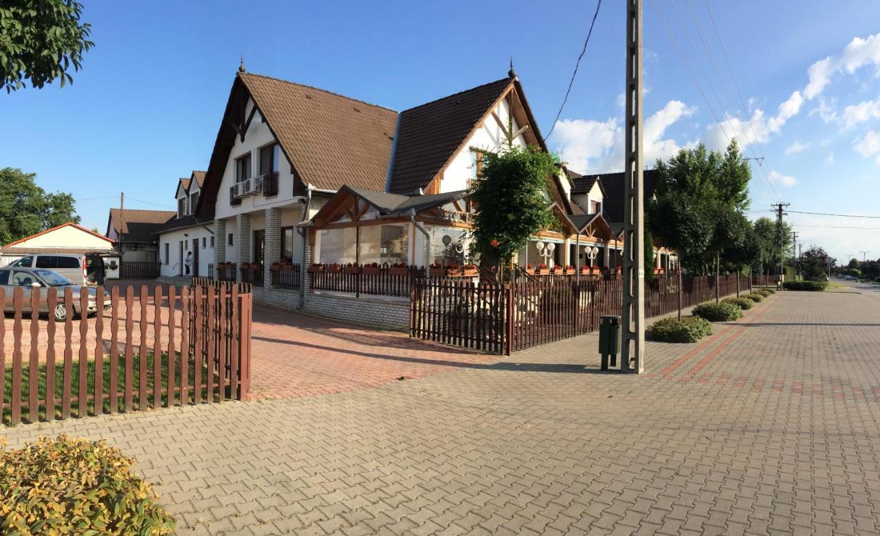 Koller Panzio Hotel Bonyhad Bagian luar foto
