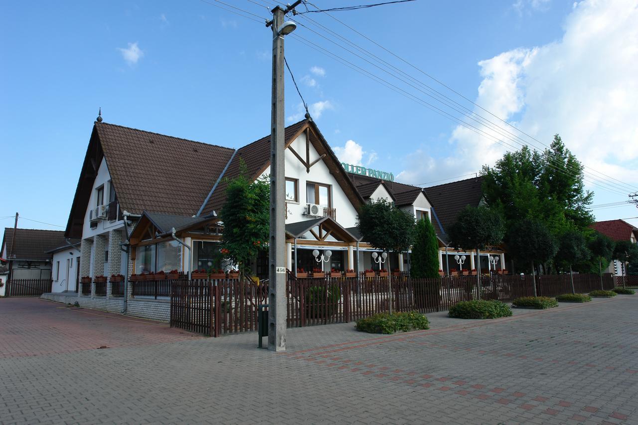 Koller Panzio Hotel Bonyhad Bagian luar foto